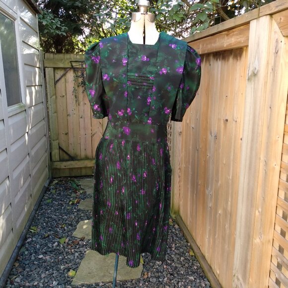 Amish Mennonite Cape Dress OLD COLONY 39" Bust 34" Waist Handmade Green Floral - Picture 1 of 10